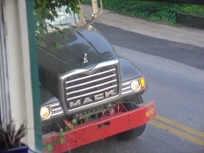 Mack truck thumbnail.